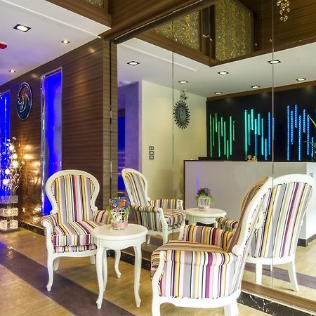 Eleven Avenue Suites Bangkok Extérieur photo