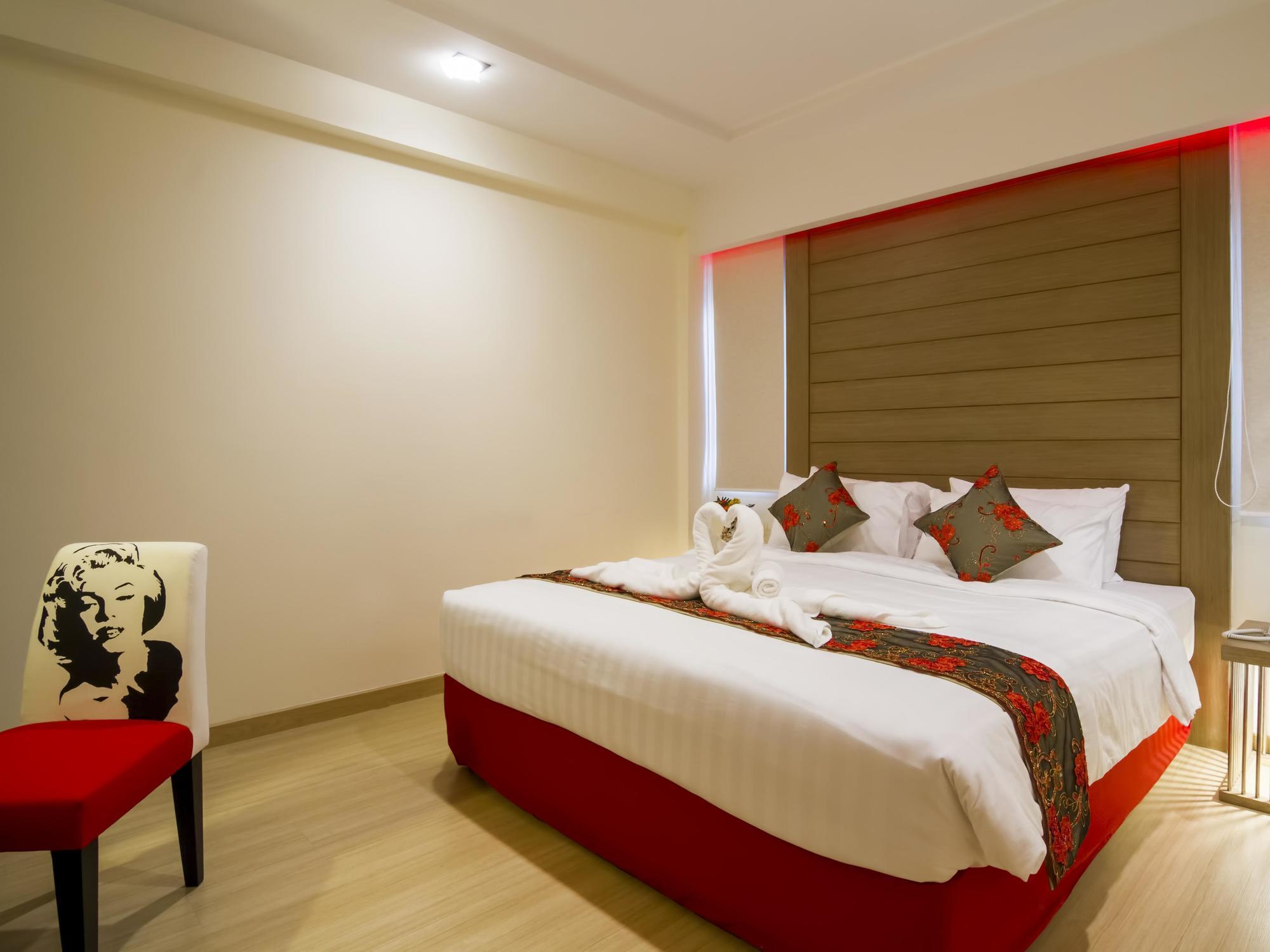 Eleven Avenue Suites Bangkok Extérieur photo