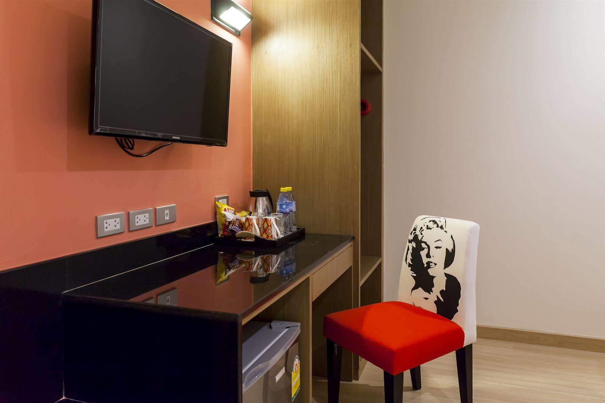 Eleven Avenue Suites Bangkok Extérieur photo