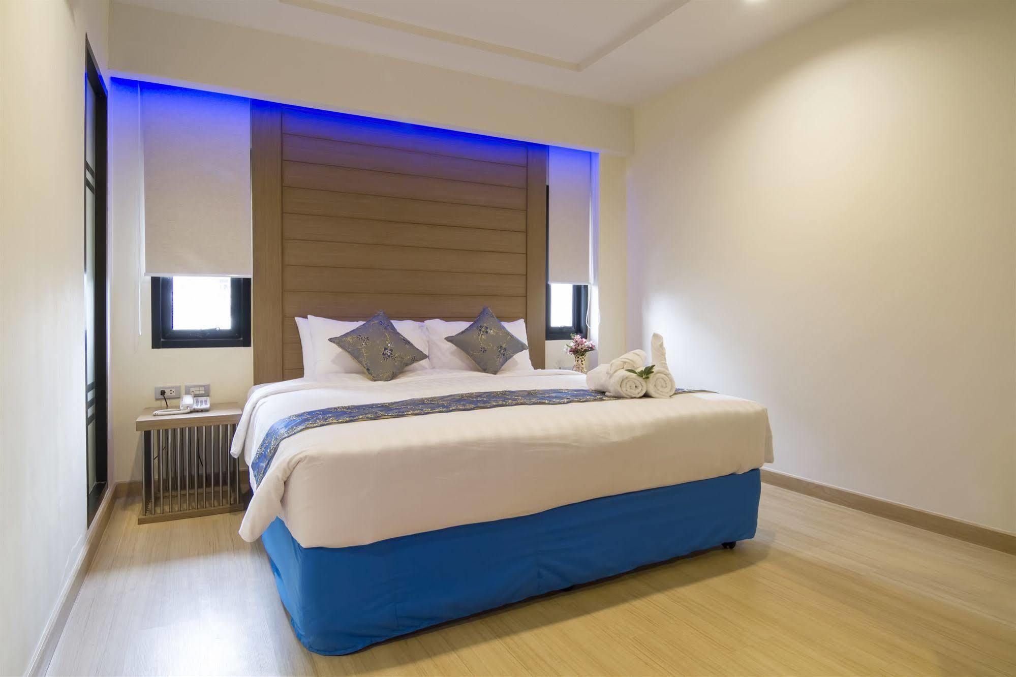 Eleven Avenue Suites Bangkok Extérieur photo