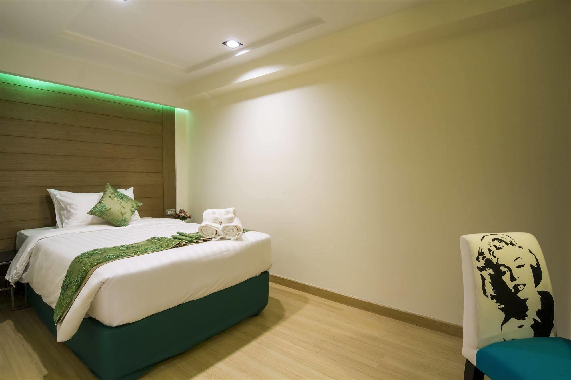 Eleven Avenue Suites Bangkok Extérieur photo