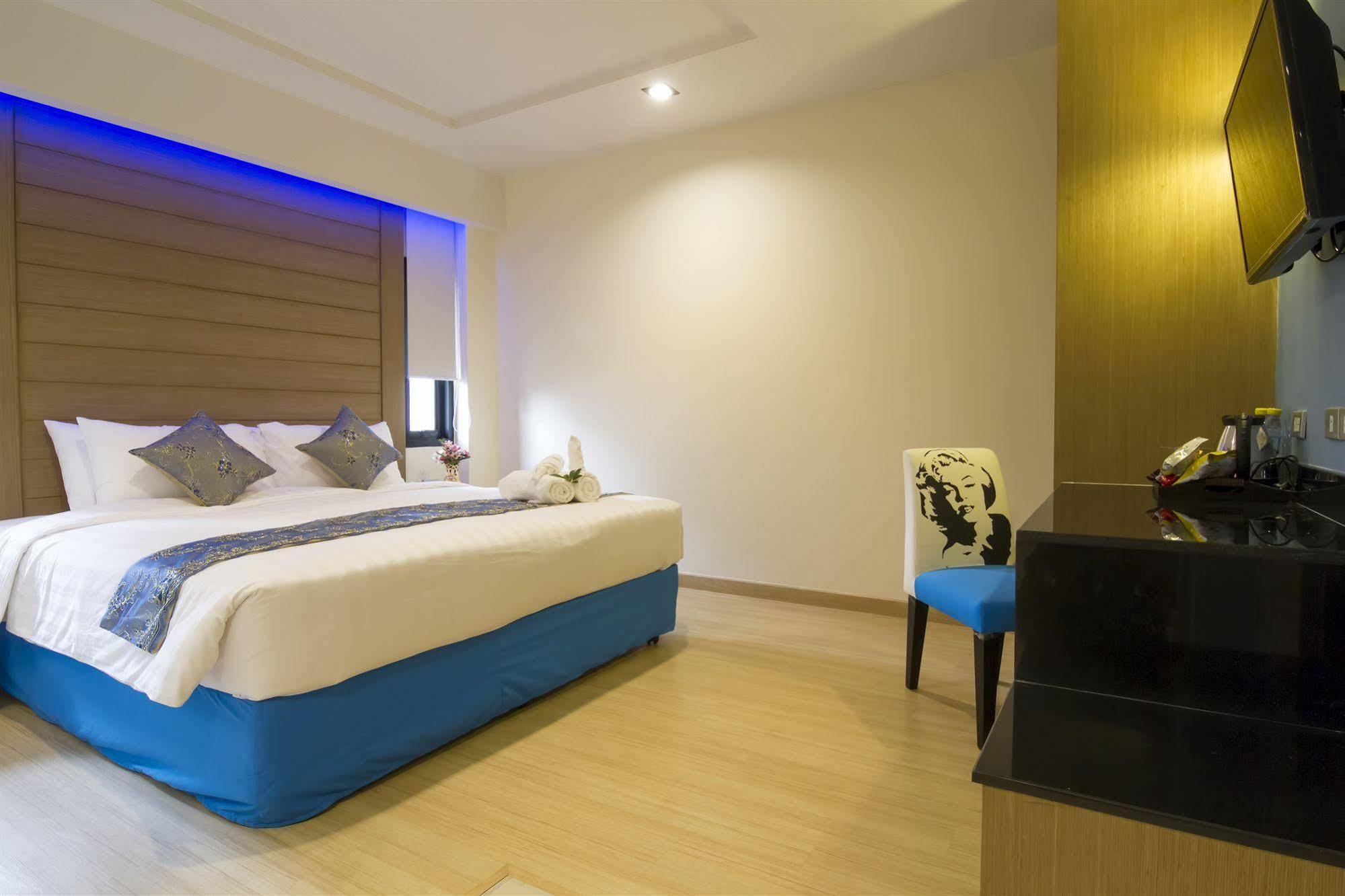 Eleven Avenue Suites Bangkok Extérieur photo