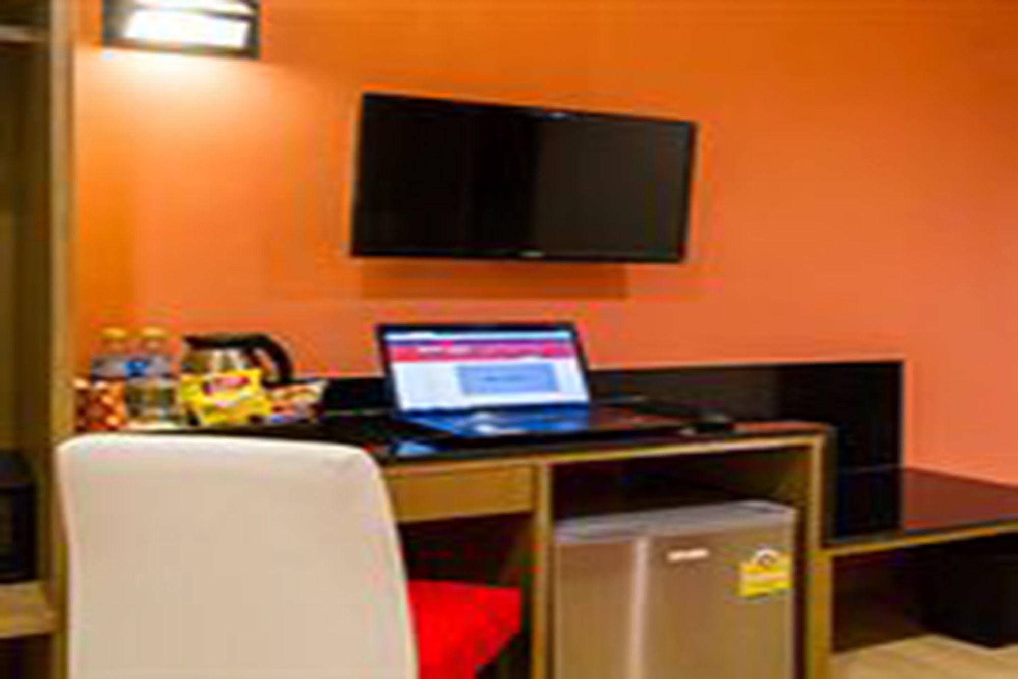 Eleven Avenue Suites Bangkok Extérieur photo