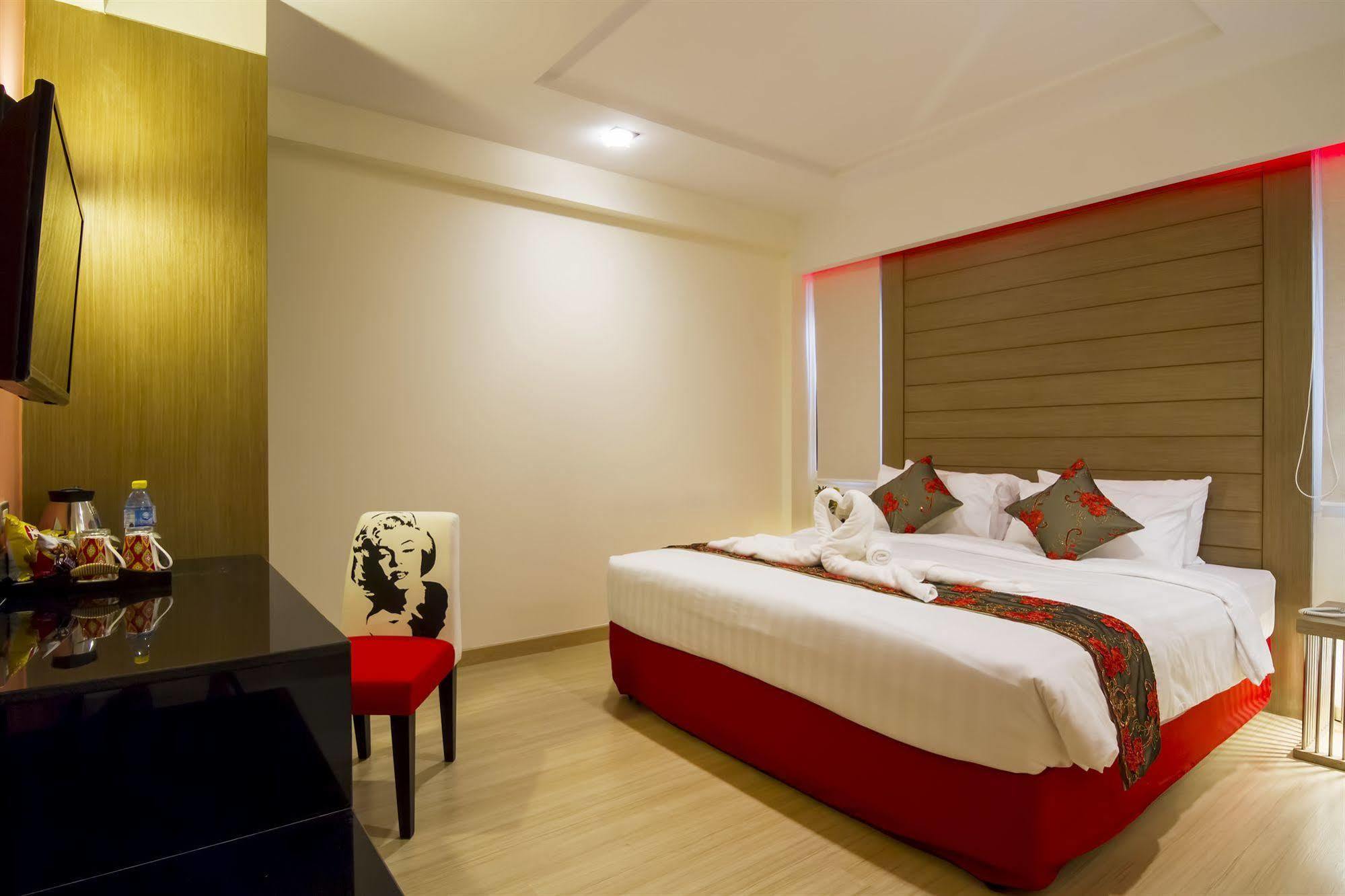 Eleven Avenue Suites Bangkok Extérieur photo