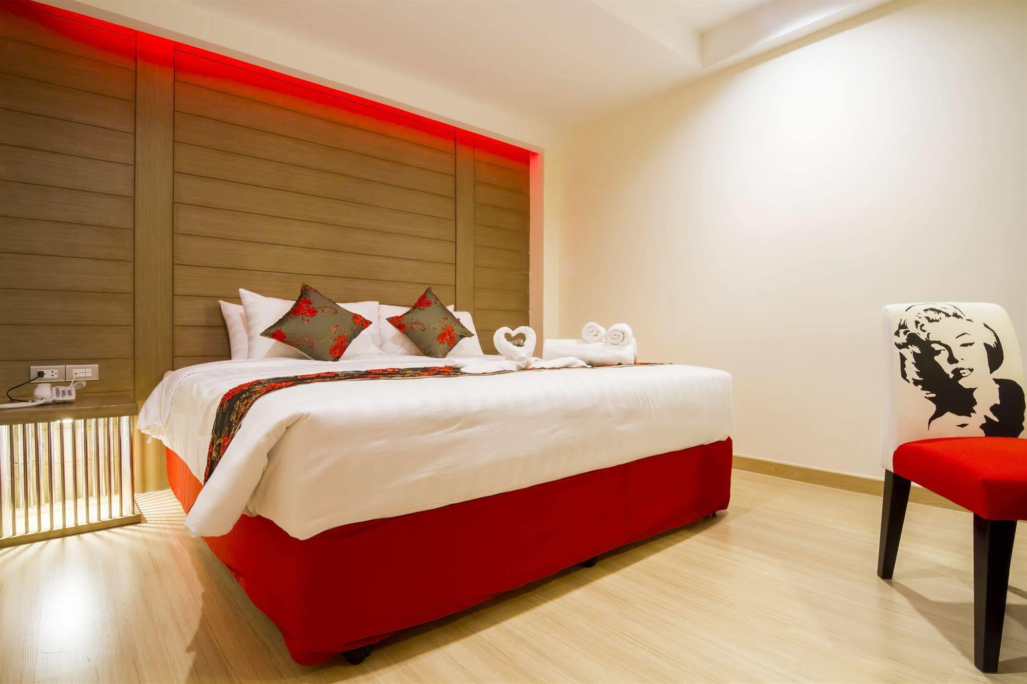 Eleven Avenue Suites Bangkok Extérieur photo