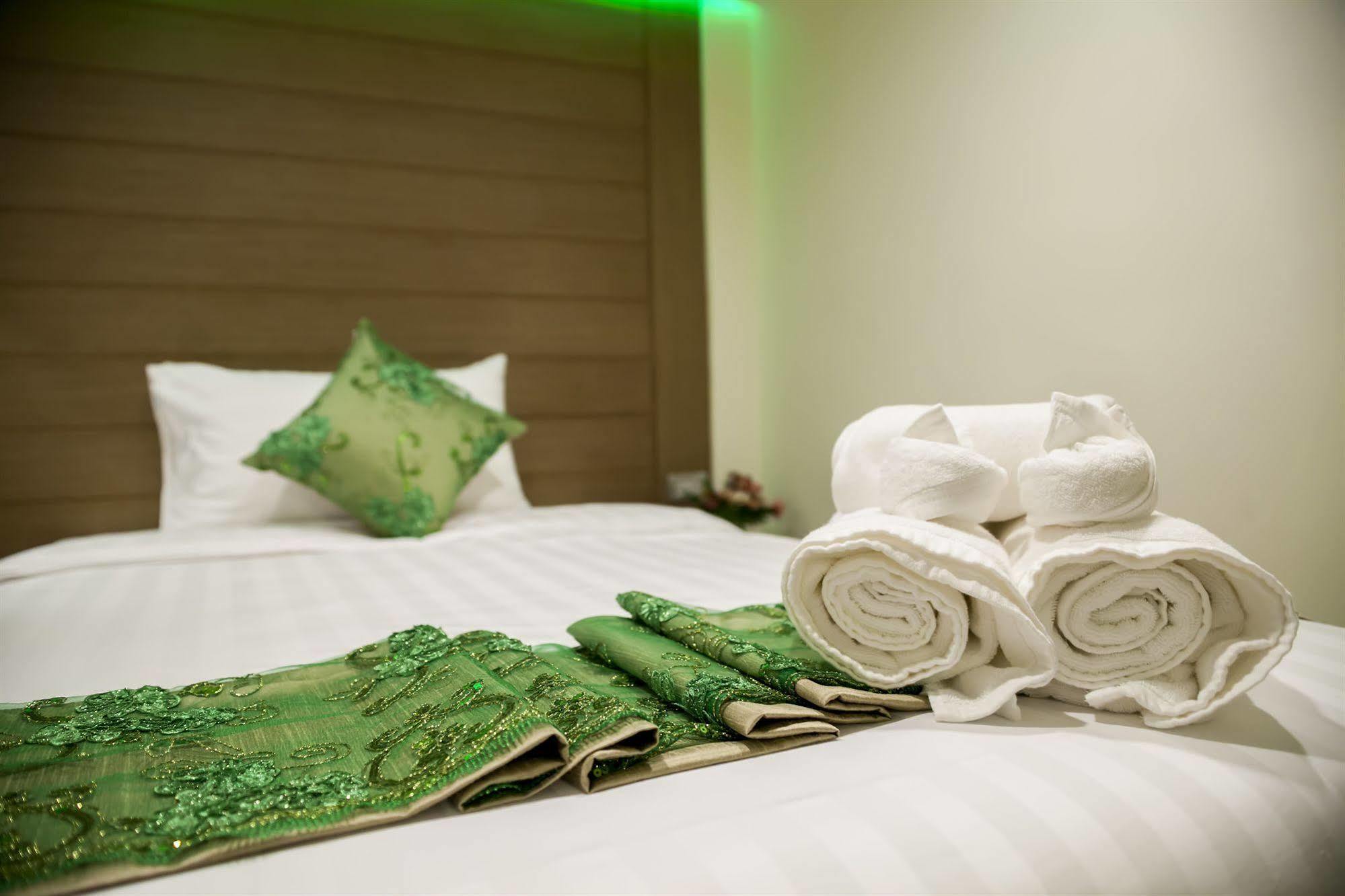 Eleven Avenue Suites Bangkok Extérieur photo