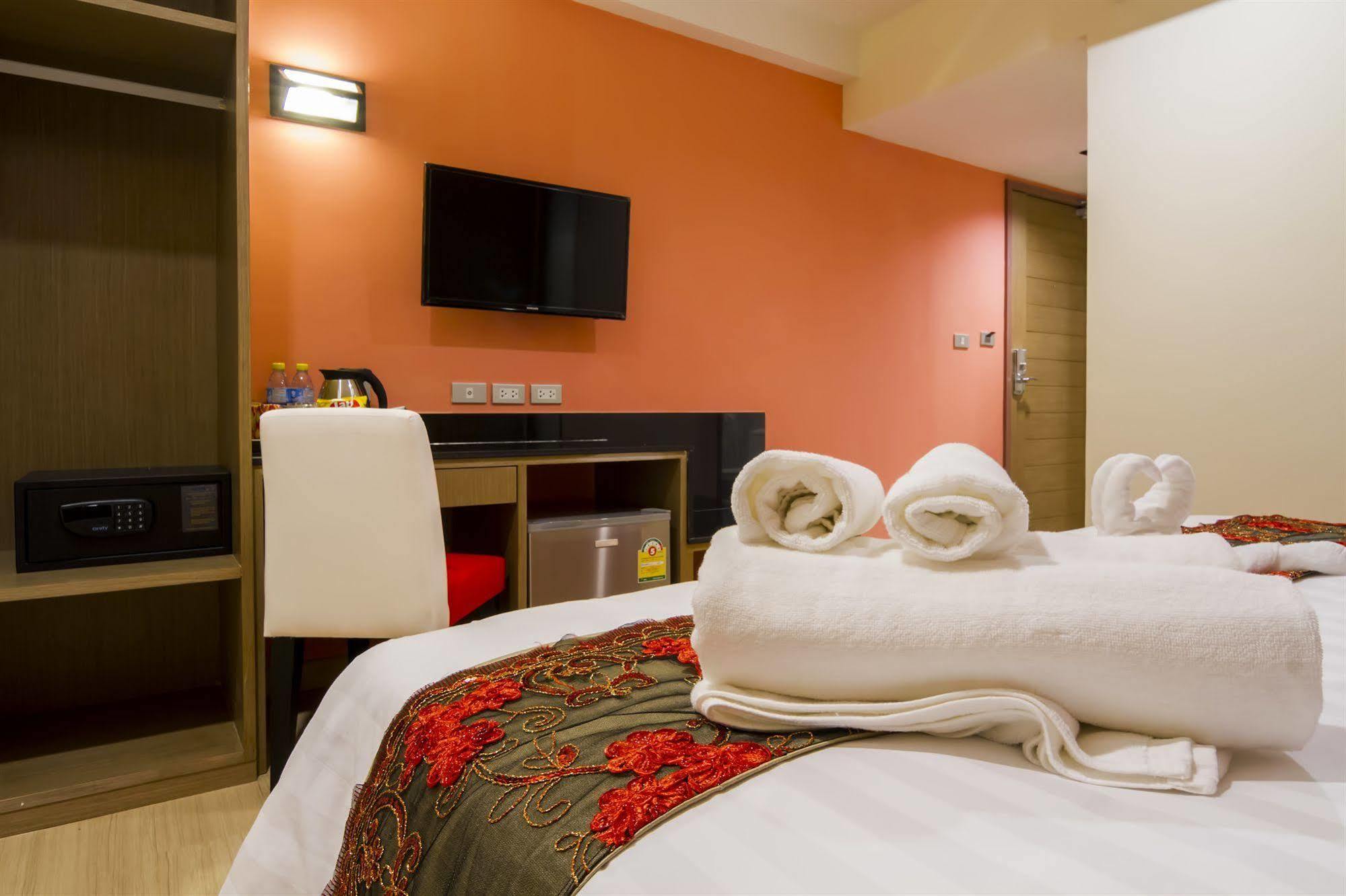Eleven Avenue Suites Bangkok Extérieur photo